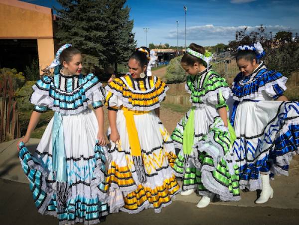 girls at Fiesta de Santa Fe girls at Fiesta de Santa Fe
